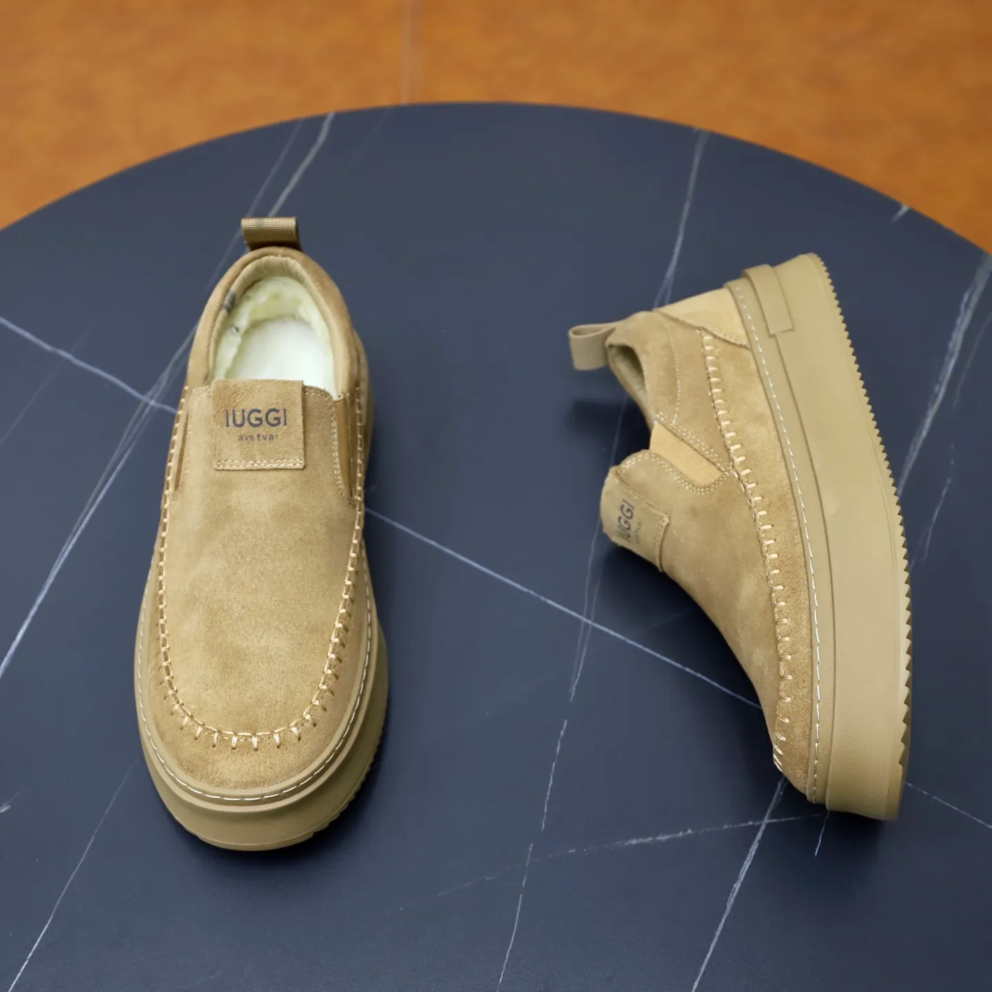 Ex-factory price: 600💰Thick wool imported from Australia Brand: UGG genuine purchase Size: 39-44 Grade: Official website 1:1 Material: First layer of genuine leather waterproof and antifreeze upper Real wool lining Original non-slip soft wear-resistant outsole Style category: Men's casual shoes Trendy style Comfortable on the feet Color: Official website color synchronization